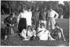 Blue binder photos 026 l to r Charolette Lindgren Emma Selma Hedrig Hilma Edith front Carl unknown Hilma Florence verify