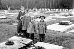 Blue binder photos 072 Christmas 1959 Hilma and Dave  Alberni Cemetary off River Road Mick Paddy Kel Laurie Duff