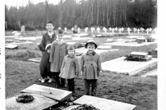 Blue binder photos 073 Christmas 1959 Hilma and Dave  Alberni Cemetary off River Road Mick Paddy Kel Laurie Duf