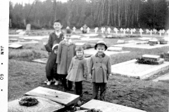 Blue binder photos 074 Christmas 1959 Hilma and Dave  Alberni Cemetary off River Road Mick Paddy Kel Laurie Duff