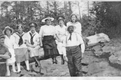 Hilmas 1916 Album 068 Summer 1918 Hilma second from left Florence on right could be Emma in centre