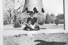 Hilmas 1916 Album 072 David under the bell at Beacon Hill